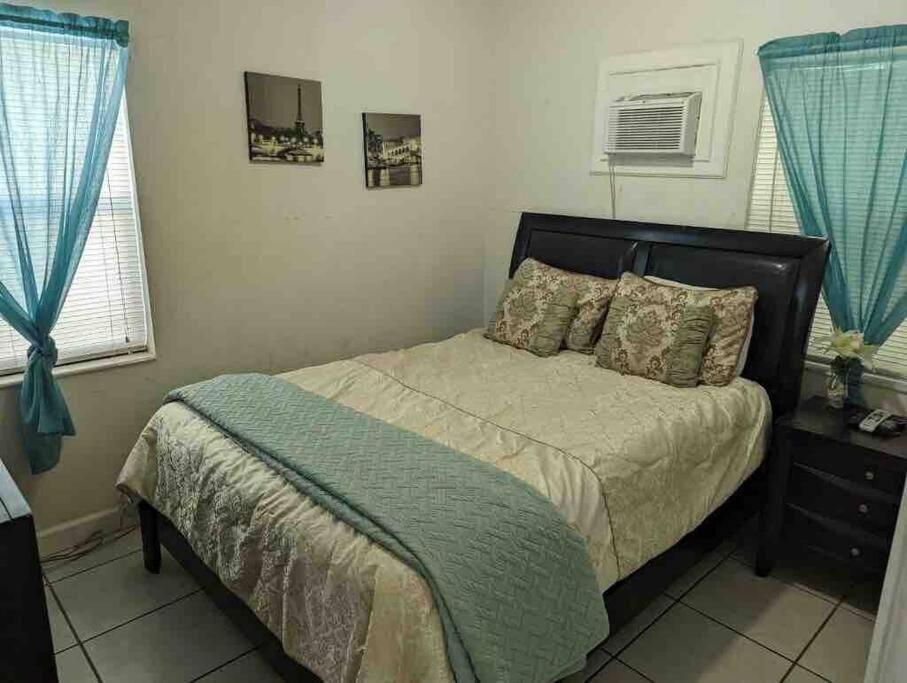 Private One-Bedroom 13-Directly Across From Beach St. Pete Beach Eksteriør bilde