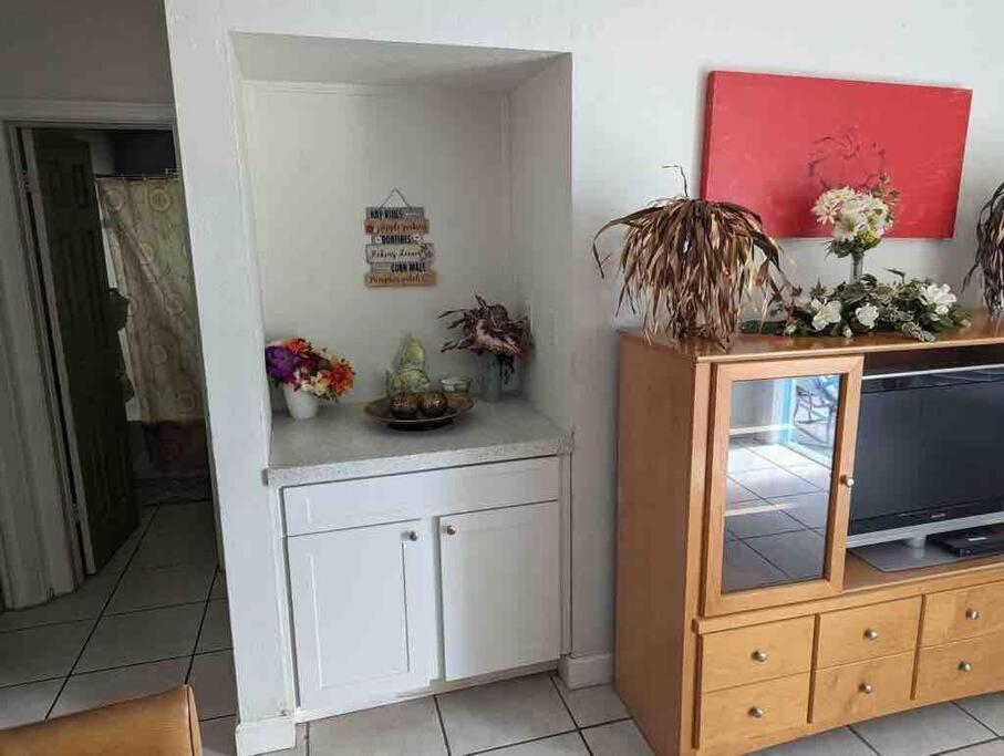 Private One-Bedroom 13-Directly Across From Beach St. Pete Beach Eksteriør bilde