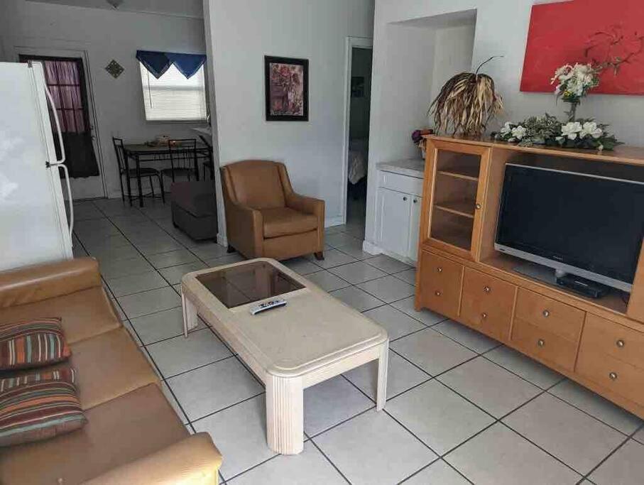 Private One-Bedroom 13-Directly Across From Beach St. Pete Beach Eksteriør bilde