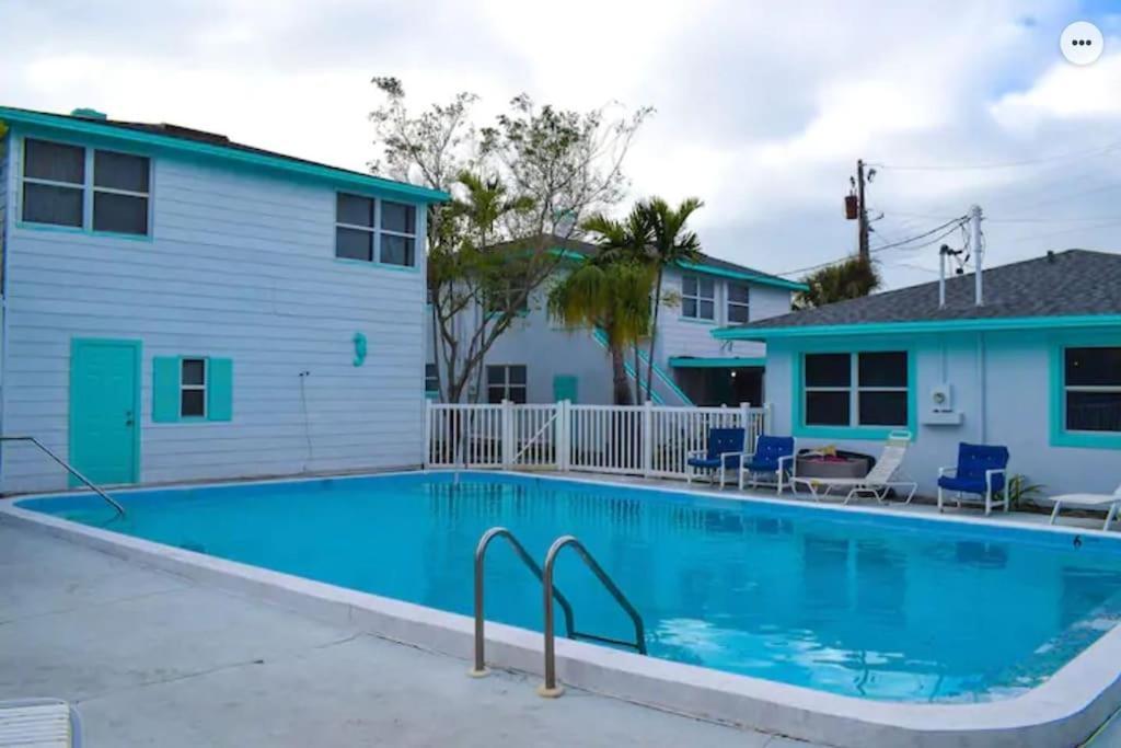 Private One-Bedroom 13-Directly Across From Beach St. Pete Beach Eksteriør bilde